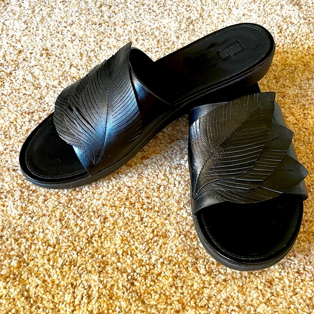Like New Fitflop Slides with beautiful leaf accents Size 10